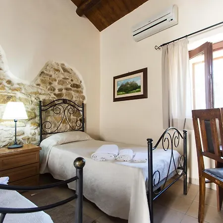 Relais Passamonte & בית חווה קיארמונטה גולפי